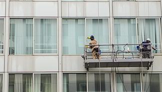 云端負重行 高樓清潔工背后的堅守與拼搏